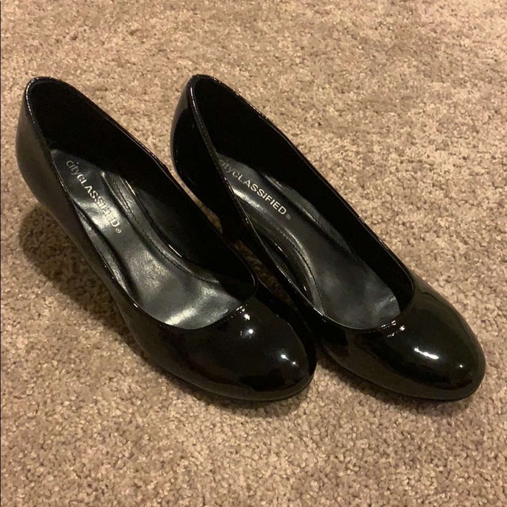 Women’s low black heels size 7